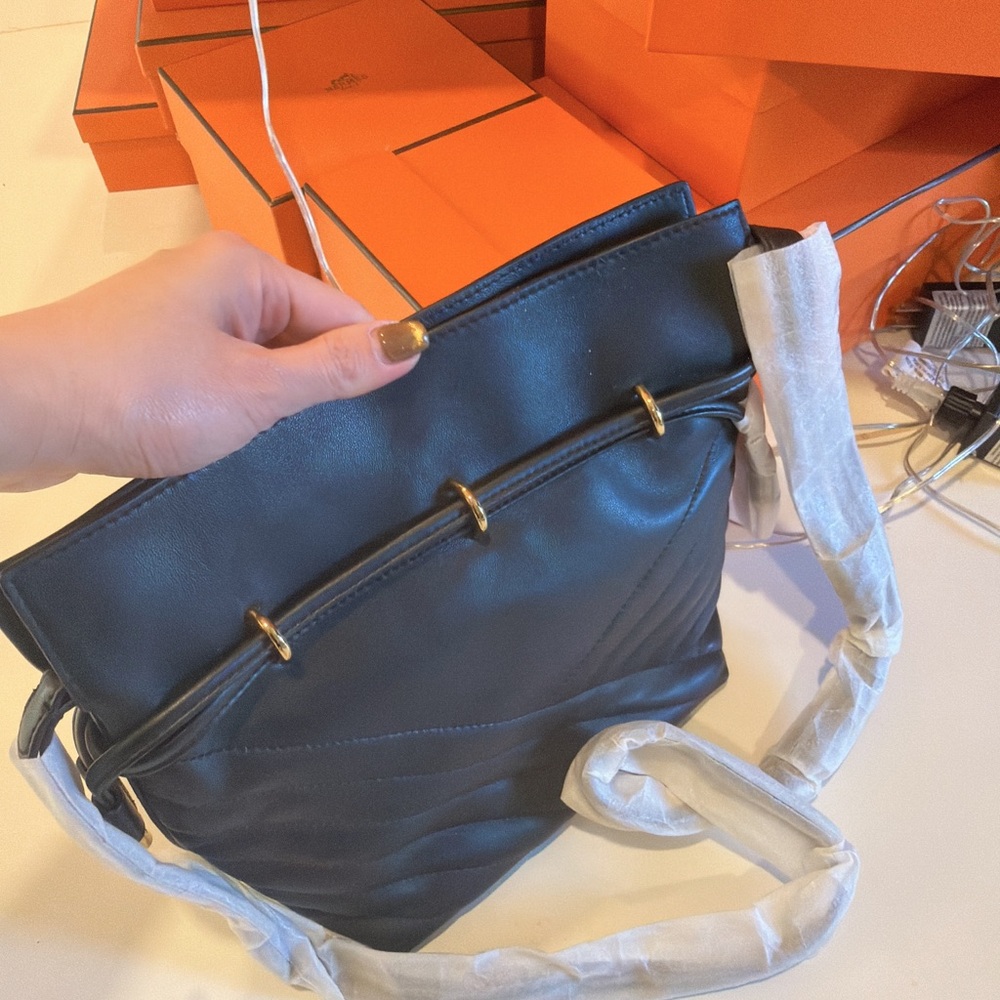 Tory Burch Black and Gold Leather Bag - Picture 3 of 6